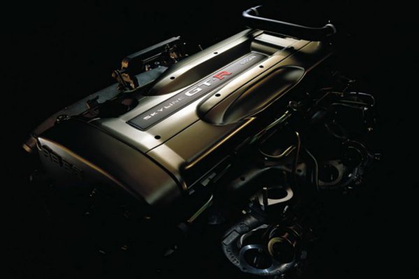 R34GT-RのファイナルモデルのニュルのRB26DETTエンジンはN1仕様をベースに専用チューニングが施されていた。ゴールドのヘッドカバーが特別感を強調