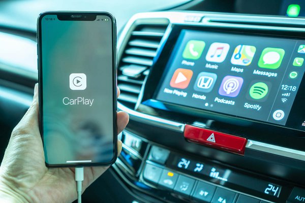 カーオーディオをiPhoneとの連携させて使えるApple CarPlay（Chinnapong@AdobeStock）