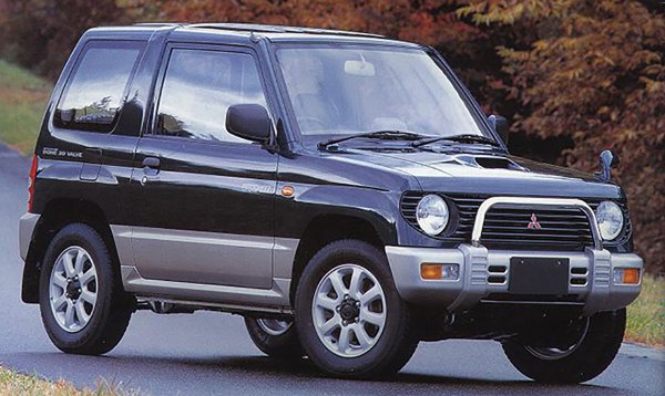 1994年発売の初代パジェロミニ。パジェロをそのまま軽自動車に押し込めたような単純明快なパッケージングが人気を博した