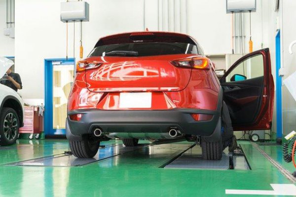 車検の検査ラインでは、ヘッドライト、フォグランプ、タイヤの残り溝、ワイパーの状態、ブレーキ、下廻りなどの各検査を合格することで車検は完了する（xiaosan-Stock.Adobe.com）