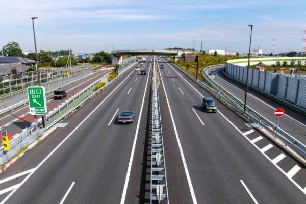 高速道路にある車線境界線は、8メートルの白線と12メートルの空白区間で構成されており、合計で20メートル（写真：写真AC_オフィスティーケー)