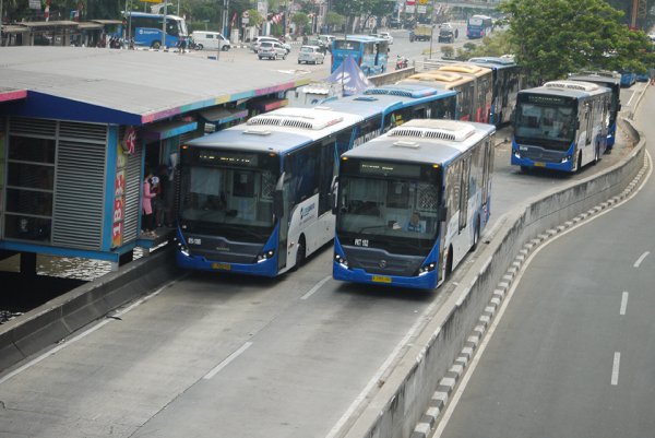 ジャカルタ市内を走るバス高速輸送システム「トランスジャカルタ」。ダイムラー、スカニア、ボルボなどのシャシーに現地でボデーが架装される