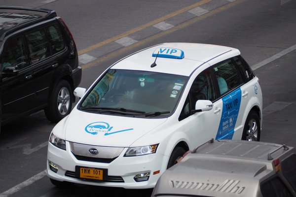 バンコク市内でも試験導入と思われるが、BYDのBEVタクシーが走っている
