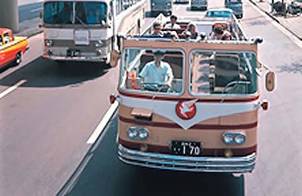1965年「走るパーラー」と言われた豪華仕様車の屋根を切り取った初のオープンバス