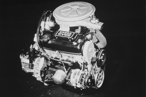 1970年、アメリカで1963年から施行されてきた大気清浄法を大幅に修正したいわゆるマスキー法が可決。規制内容が厳しく、どの自動車メーカーでも不可能に近い数字であるとされていたが、ホンダは他に先駆けてCVCCエンジンでクリアした（1973年12月シビックに搭載して発売）