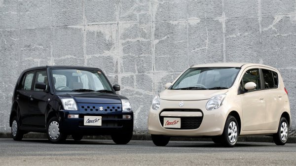 2004年登場の6代目アルト（左）と2011年に登場したアルトエコ（右）。環境性能への関心が高まるなか、軽量化、燃費で軽自動車の新しい1ページを切り開いた