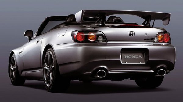 2007年10月に追加されたS2000 タイプSのリアスタイル。GTカー並みのインパクトを放つリアスポイラーと大型エアロパーツが目を引く
