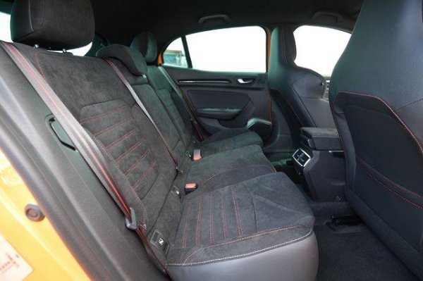 前後席とも手触りがよく滑りにくい素材のアルカンタラを採用し、上質感かつ快適性のある車内空間になっている