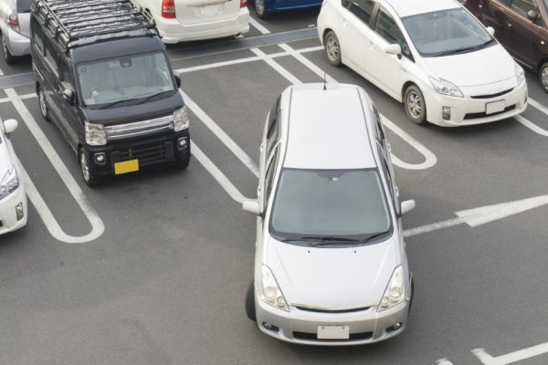 スーパーやコンビニなどの駐車場で前進駐車を多く見かける。確かに止めやすいかもしれないが、出発時の危険度からいえば後退駐車の比ではない事故リスクがある（xiaosan＠AdobeStock）