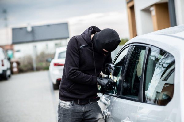 最近のDIYブームもあり、車内にさまざまな道具類を積んでいる方も多いのではないか。ただ窃盗や器物破損などへの使用を疑われるリスクも考えなければならない（Daniel Jedzura＠AdobeStock）