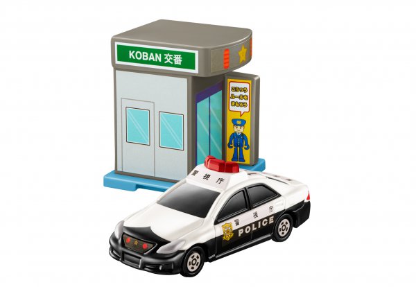 【交番＆トヨタ クラウン パトロールカー】警視庁の文字やフロントグリルは、付属のシールを貼って再現する
