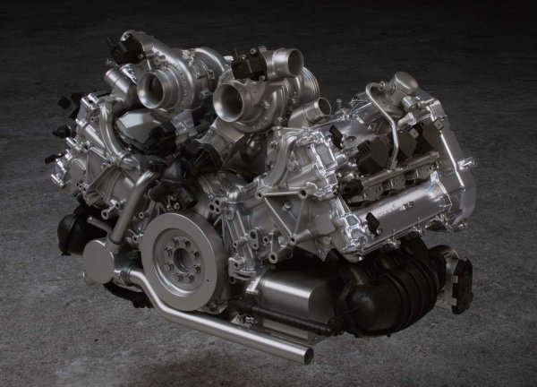 プラグインハイブリッドのために、新開発されたV6ツインターボエンジン。マクラーレンのこだわりが生んだ新エンジンだ