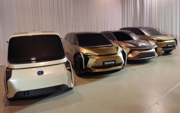 トヨタが2019年6月に発表したEVの電動化プラットフォームe-TNGAを採用した4つのモックアップモデル。写真左からシエンタクラス、RAV4クラス、カムリクラス、ハイランダークラス