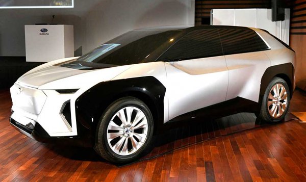 2020年1月20日に開催されたスバル技術ミーティングで披露されたスバルのEVのモックアップモデル。フロントグリルのヘキサゴン（6角形）形状は、スバルの六連星をイメージしたもので、現在のスバル車全般に採用されているデザインとの共通性がある