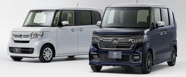いま日本でもっとも売れている軽自動車のN-BOXは142万円～、カスタムは177万円～となる。フィットBASICは155万円～であり、その差はわずかだ
