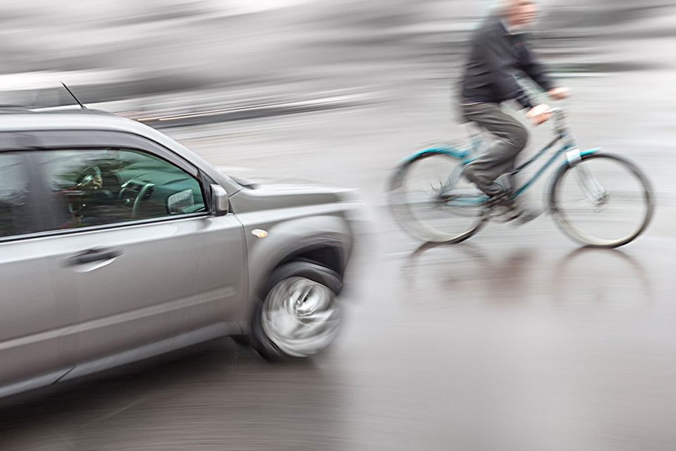 信号無視の自転車 速度超過の車