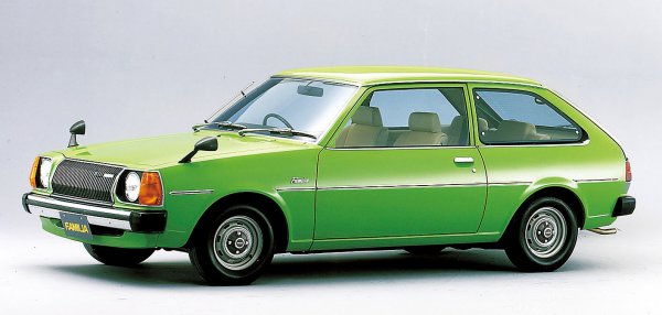 1977年に発売されたマツダ ファミリア 4代目FA4型。この代まで後輪駆動を採用している、写真は3ドアのスーパーカスタム