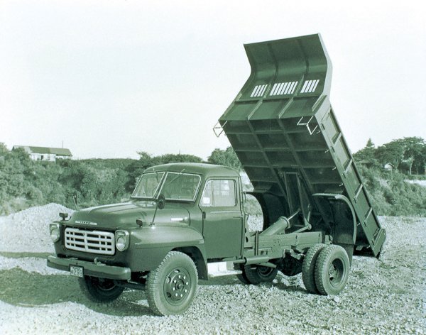 日本で最初にダンプトラックが走り始めたのは1940年代。写真は小平産業が1960年に生産を開始したダンプトラックの初期モデルで、ベースシャシーはボンネットキャブのいすゞTX