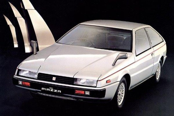 いすゞ 初代ピアッツァ（販売期間：1981年～1991年／全長4385×全幅1675×全高1300mm）