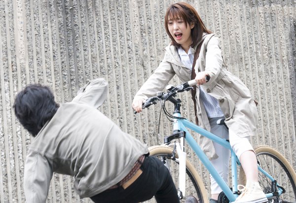 自転車と人との出会い頭の事故。最近では高額賠償金の例も出てきている（AdobeStock＠Paylessimages）
