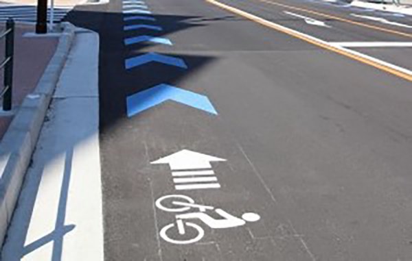 急速に増えてきた自転車専用通行帯。もちろん逆走は違反だ。手前の自転車は自転車ナビマーク、奥の青い矢印は自転車ナビライン。矢印の向きに走行し、逆走はできない