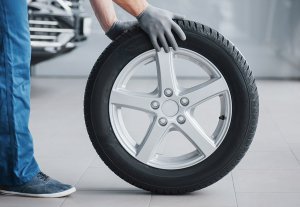 2輪ぶんはまだ使えそう!? タイヤ2本だけの交換はありなのか?