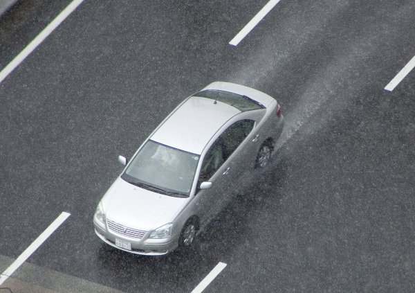 雨の日の高速走行時にタイヤが水面に乗り、ブレーキが効きにくくなることをハイドロプレーニング現象という。タイヤが5分山を下回ると耐ハイドロプレーニング性能が明らかに落ちてくるという（Paylessimages@Adobe Stock）