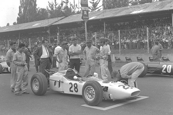 ホンダ第一期F1（1964年イタリアGP）でのRA271。稀代のエンジン屋たる時代のホンダを知る世代には今回の発表はただただショック以外の何者でもなかった
