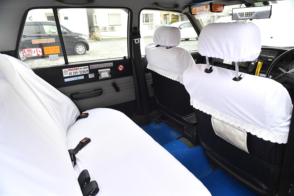 室内空間はまさに昭和当時のタクシーそのもの。よく見ると運転席背後に料金表も備わる