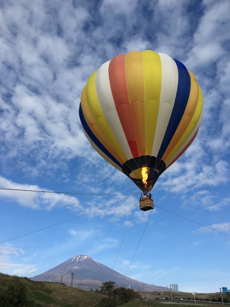 熱気球も富士スピードウェイ場内で乗れる。オープンエアのなかで楽しいひと時を過ごそう