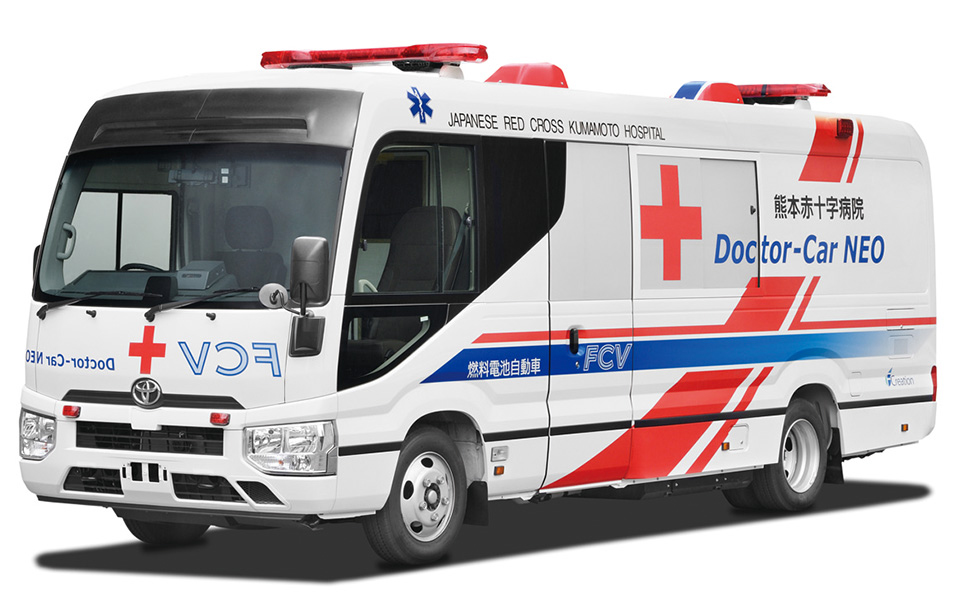 コースターをベースにしたFC医療車は初代MIRAIのFCスタックを採用。熊本赤十字病院と協力し、今夏から実証実験が始まる