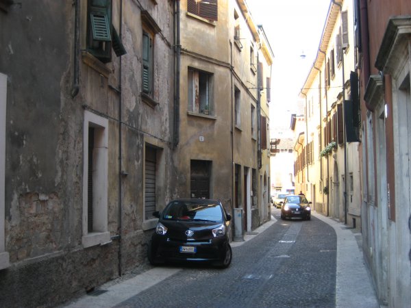 イタリアの街角で見かけたトヨタiQも、駐車スペース確保に執念を燃やす