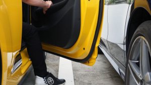 ガバっと開きすぎて怖い…どうにかなり…ません!! クルマのドアの開く角度が調整できない事情