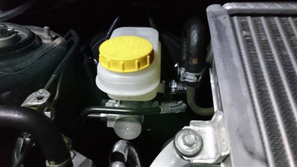 ブレーキフルードのチェックは、ブレーキリザーバータンク内の液量が規定の範囲（MAXとMINの間）にあるかを点検。 ブレーキ液の減りが著しい時は、ブレーキ系統からの液漏れやブレーキパッドなどの摩耗が考えられるので整備工場へ依頼して原因を突き止めよう