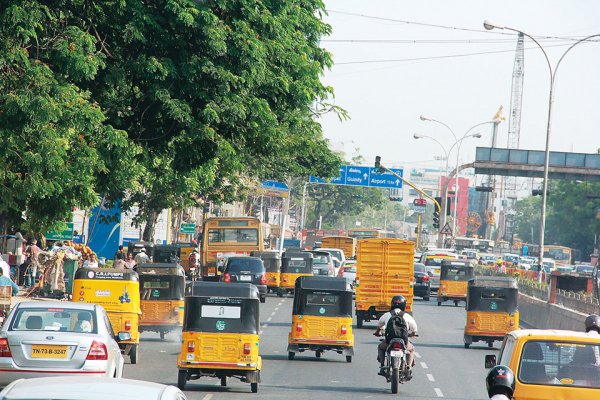 黄色いオートリキシャ―は低料金の3輪タクシーだ。これもインドの交通事情を象徴する光景だ