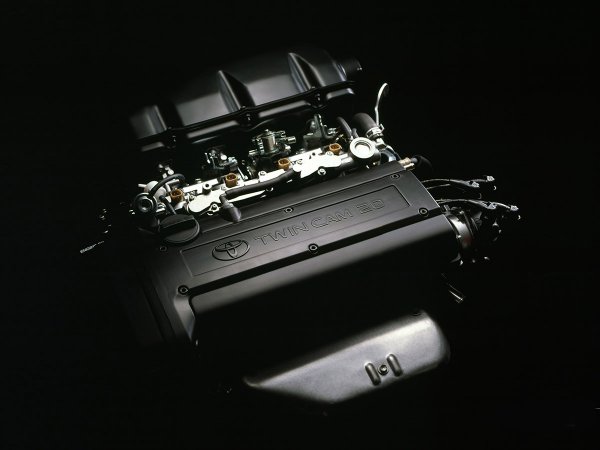 AE111型トレノに搭載された最終型4A-GEエンジン。通称「黒ヘッド」と呼ばれ、1気筒当 5バルブの20バルブヘッドを搭載し7800rpmで165psを絞り出す高回転型エンジン