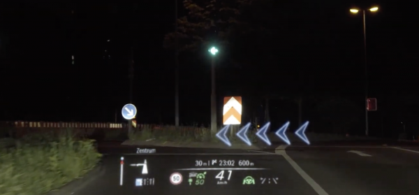 メルセデスベンツSクラスのARナビゲーションはヘッドアップディスプレイ上に表示され、10m前方の道路上に矢印が映し出されて進行方向を誘導