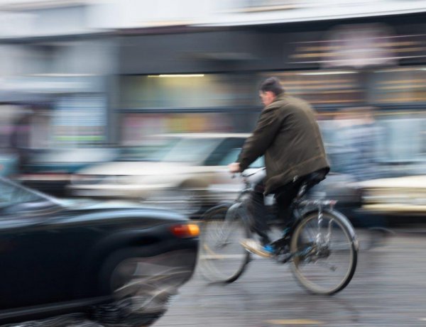 信号無視、一時不停止なんて当たり前の無法自転車は多い（vbaleha＠Adobe Stock）