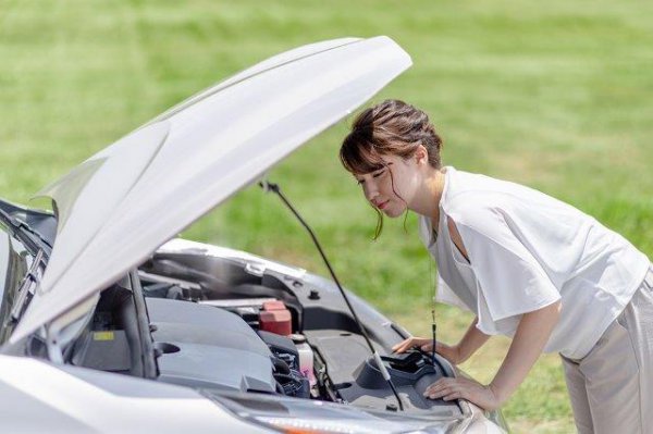 ガソリン車、EV車問わず、日常点検を行うことが推奨されています。EVの場合、システム起動、異音や異臭などの確認をしましょう