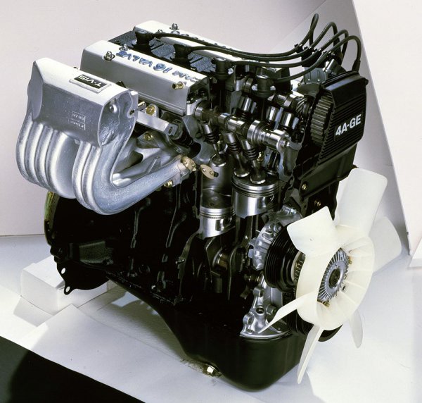 4A-GEエンジンは1983年にAE86でデビューし、最終的には1995年のAE111で165ps/7800rpm、16.5kgm/5600rpmと熟成・進化しつづけた