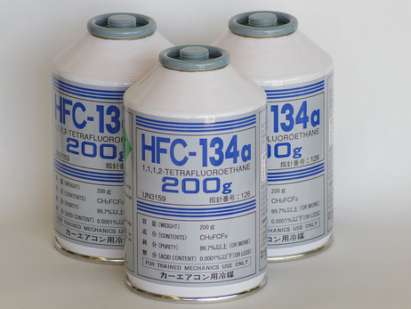 エアコンガス、HFC-134aは200g 1本、約500円
