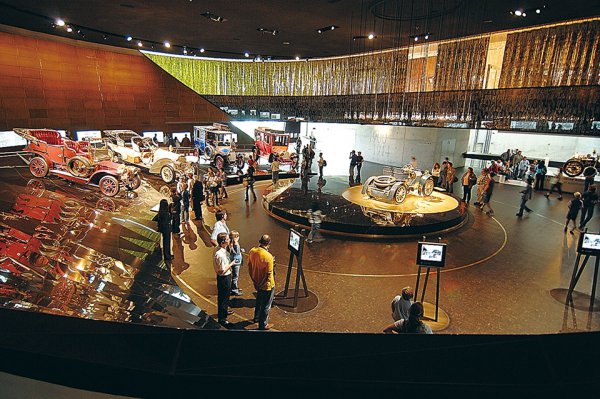 「メルセデス・ベンツ・ミュージアム」を訪ねて 今から125年前に誕生した世界初のトラックも展示