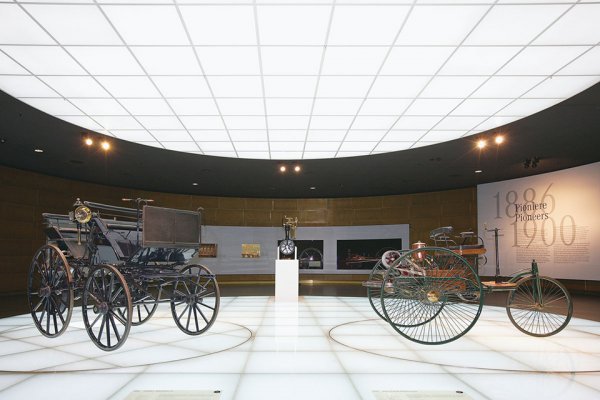ベンツ・パテント-モーターワゴン（右）（Benz:954cc 0.75PS/400rpm 最高速度16km/h）と1886年ダイムラー・エンジン付馬車（左）（Daimler:462cc 1.10PS/650rpm 最高速度18km/h）