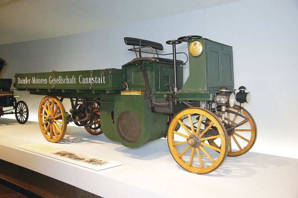 ダイムラー・モーターライズドトラック（2気筒1527cc 5.6PS/720rpm 最高速度12km/h　許容ペイロード1250kg）。ダイムラー・モトーレン・ゲゼルシャフトが英国からの注文により1896年に製作した世界最初のトラック