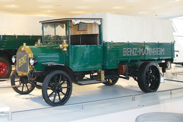 1912年製のベンツ 3トン・トラック（4気筒6451cc 45PS/1200rpm 最高速度25km/h 許容ペイロード3000kg）。コレクションエリア2「輸送車のギャラリー」に展示されている3tトラック