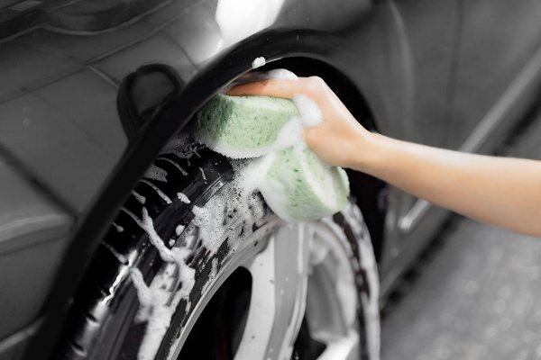 タイヤが汚れても軽く水洗いをする程度にとどめ、タイヤの油分を残しておいたほうが、劣化を防ぐことができる（Parilov＠AdobeStock_）