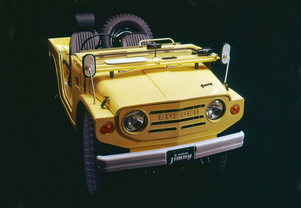 1970年に発売された初代ジムニー。ジムニーという車名は、鈴木修会長が当時のデザイナーにジープみたい名前で考えてくれと言ったら、「ジープのミニなのでジムニーはいかがですか」と聞いていたので「それはいい!」と決めたという