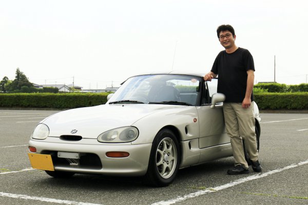オーナーの内田 剛夫さん。愛車であるスズキ カプチーノとは29年の付き合い