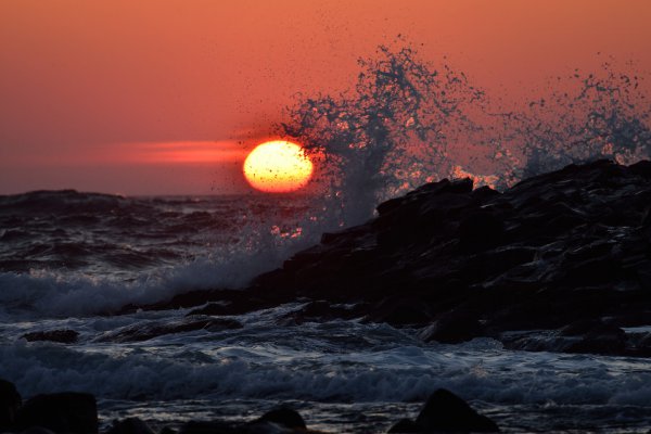 「世界三大波濤」の一つに数えられる留萌の海に沈む夕陽