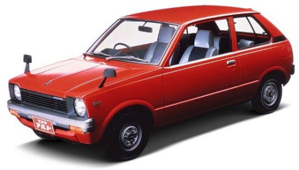 初代アルトは、鈴木修氏が代表取締役社長就任間もないころに陣頭指揮をとり、製造された。1979年発売当時では異例の本体価格47万円というリーズナブルな価格で自動車業界のみならず、世間一般に衝撃を与えた